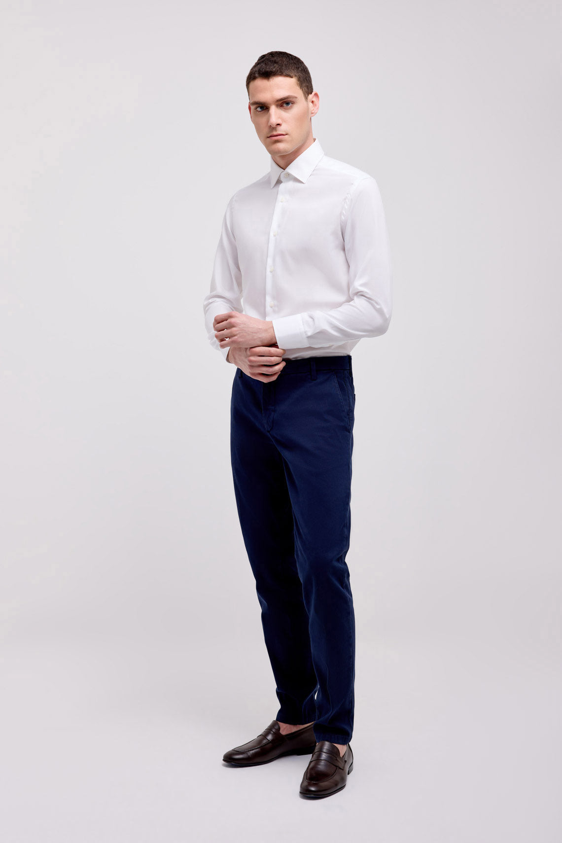 Camicia in twill antipiega con collo semifrancese
