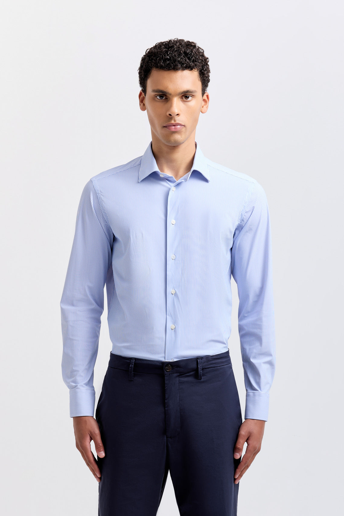 Camicia in tessuto tecnico stretch con collo semifrancese custom fit