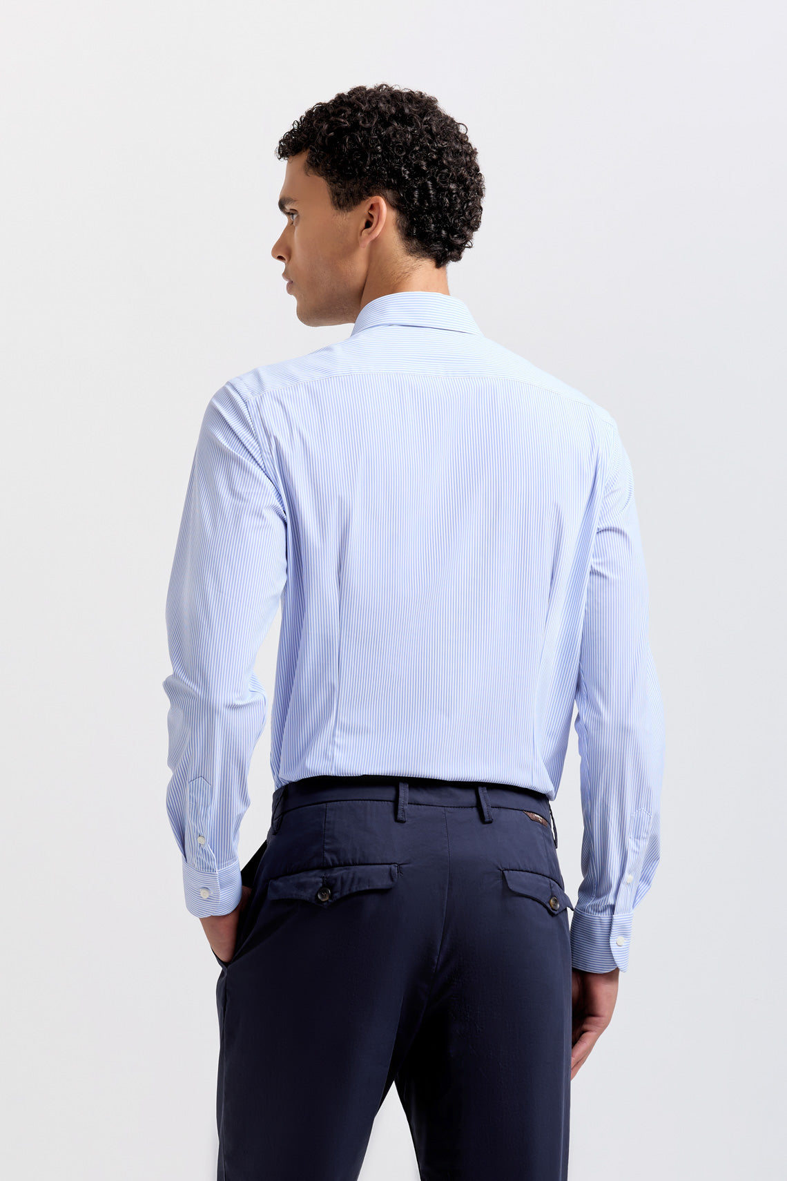 Camicia in tessuto tecnico stretch con collo semifrancese custom fit