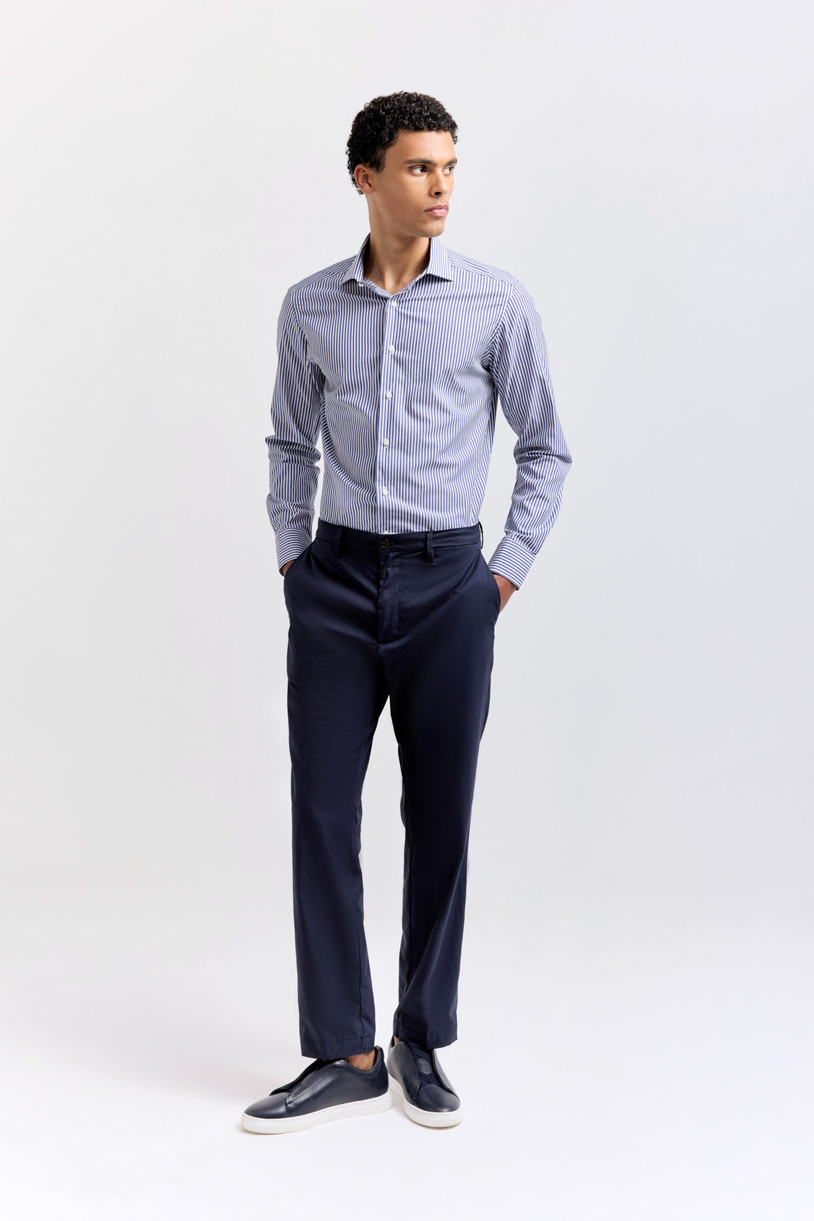 Camicia in cotone rigato con collo francese