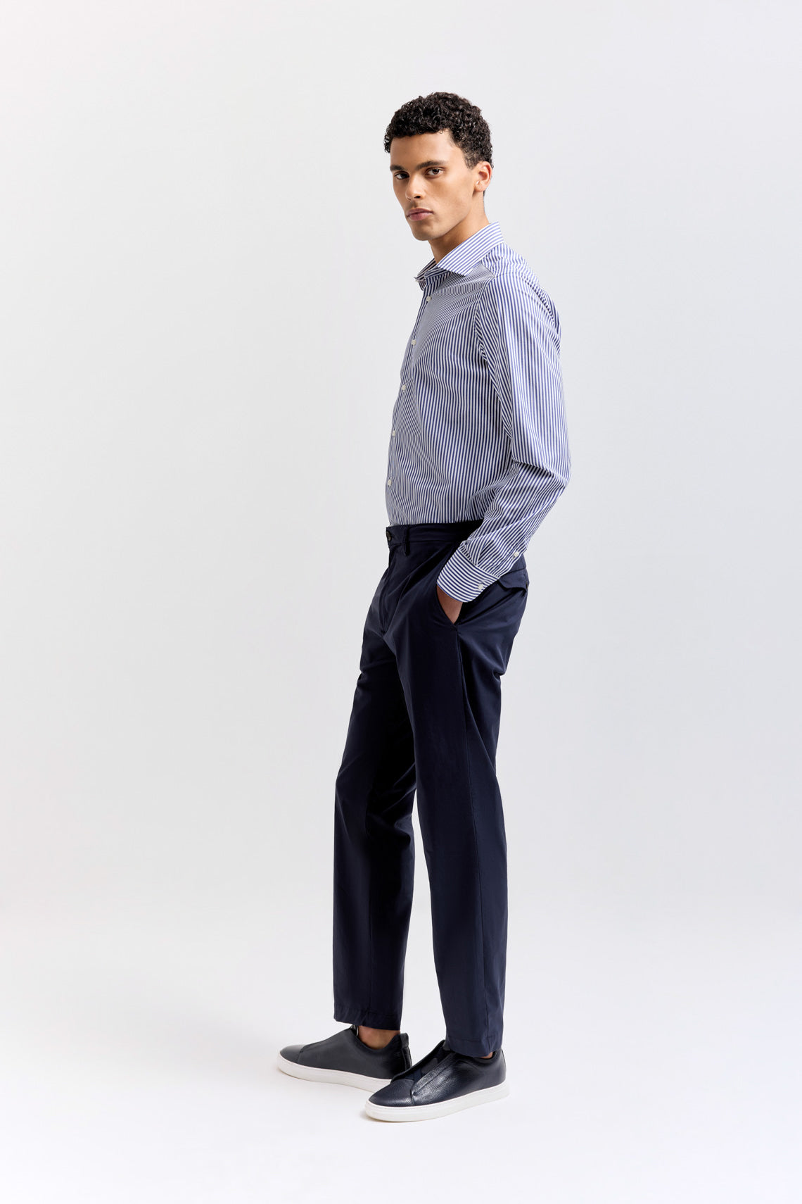 Camicia in cotone rigato con collo francese