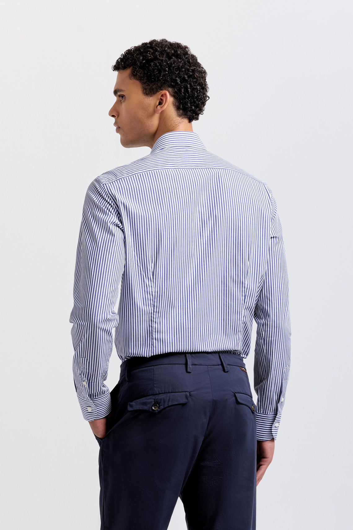 Camicia in cotone rigato con collo francese