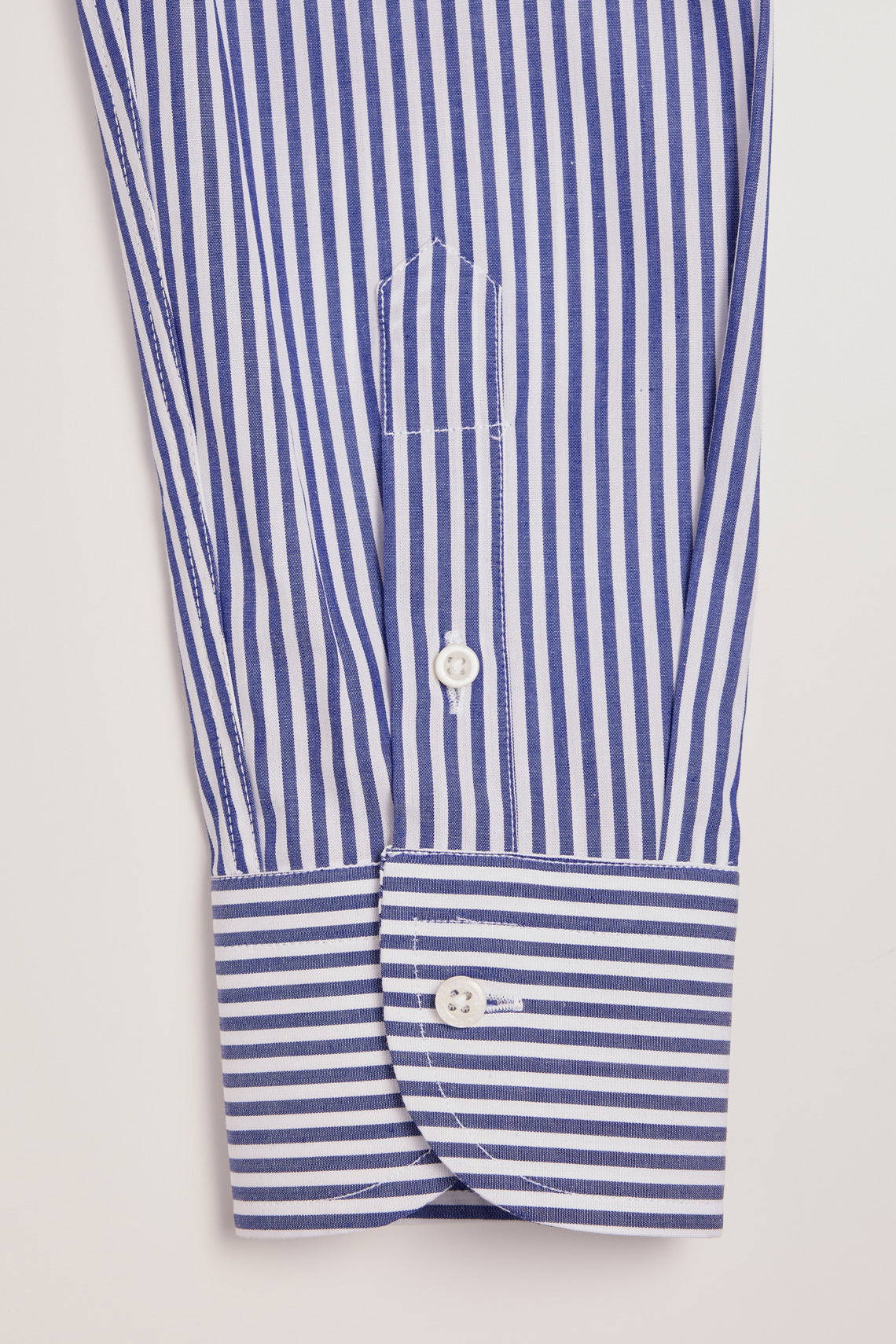 Camicia in cotone rigato con collo francese