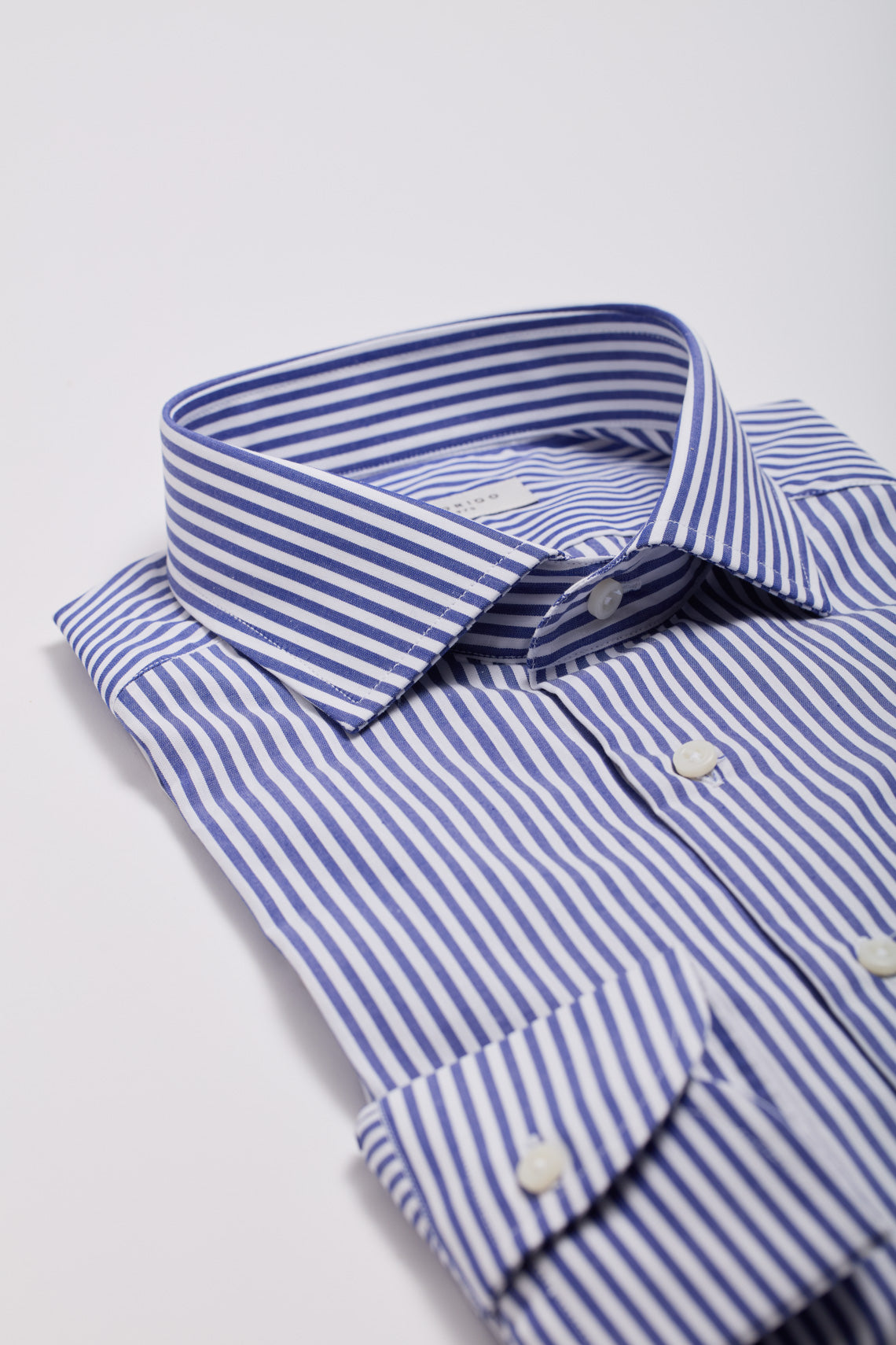 Camicia in cotone rigato con collo francese