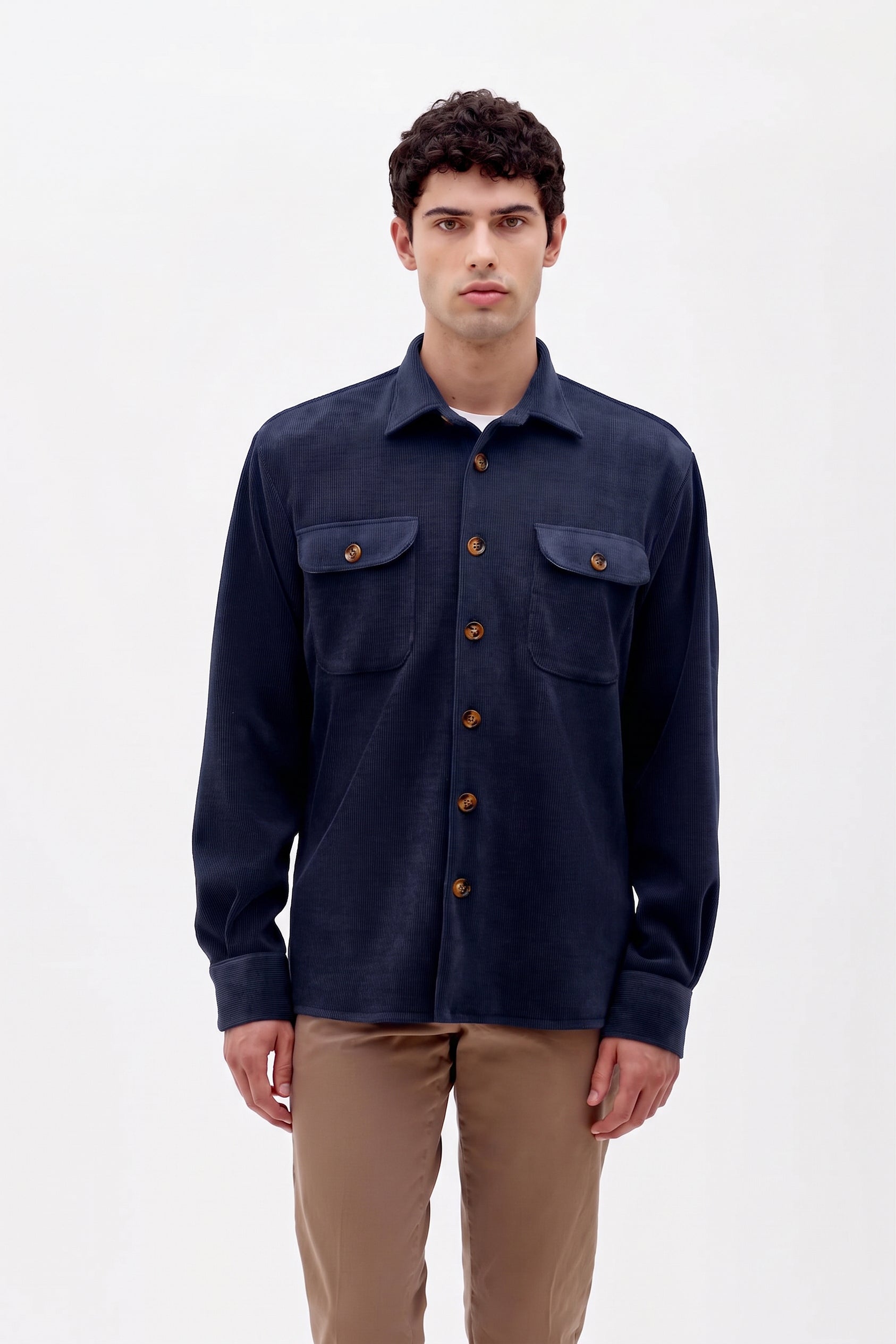 Overshirt  tinta unita, 2 tasche a toppa con pattina sul davanti