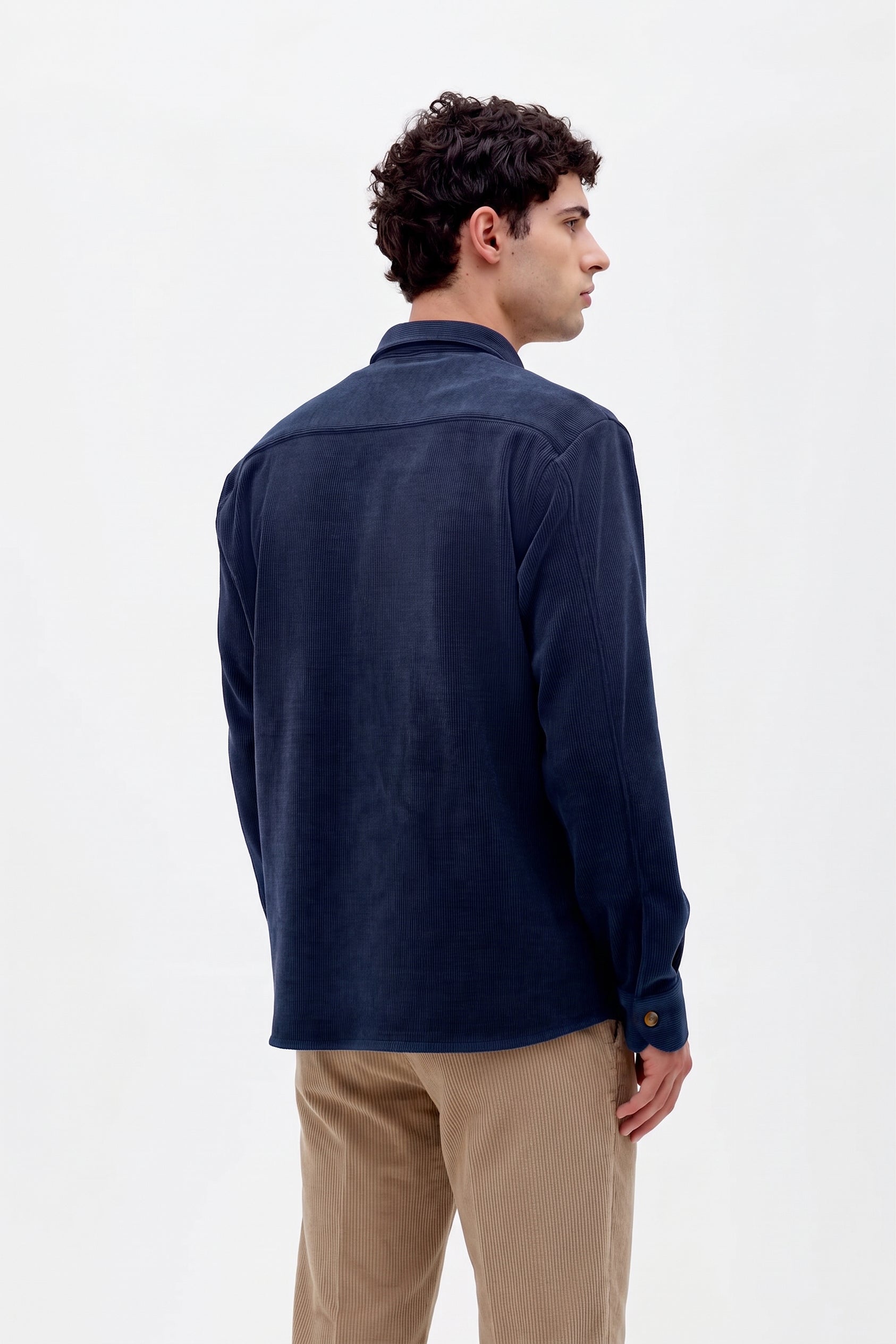 Overshirt  tinta unita, 2 tasche a toppa con pattina sul davanti