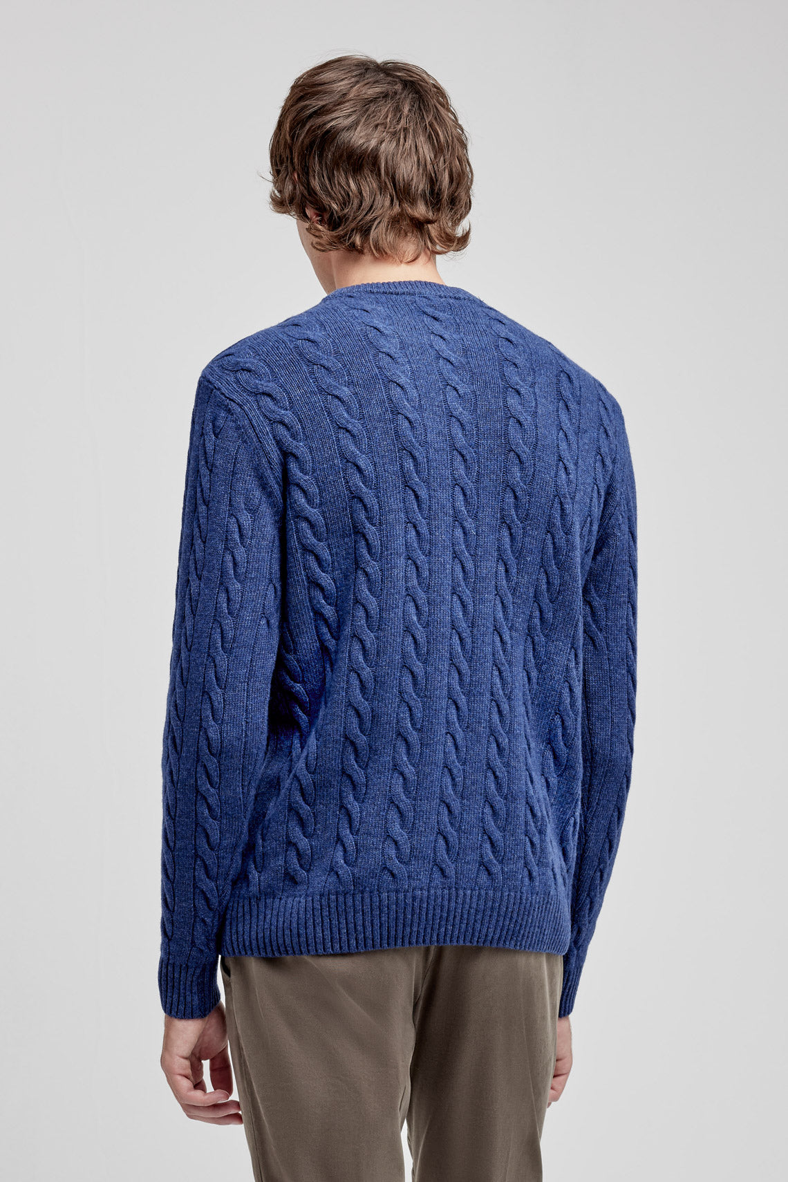 Maglia girocollo con lavorazione treccia in lana