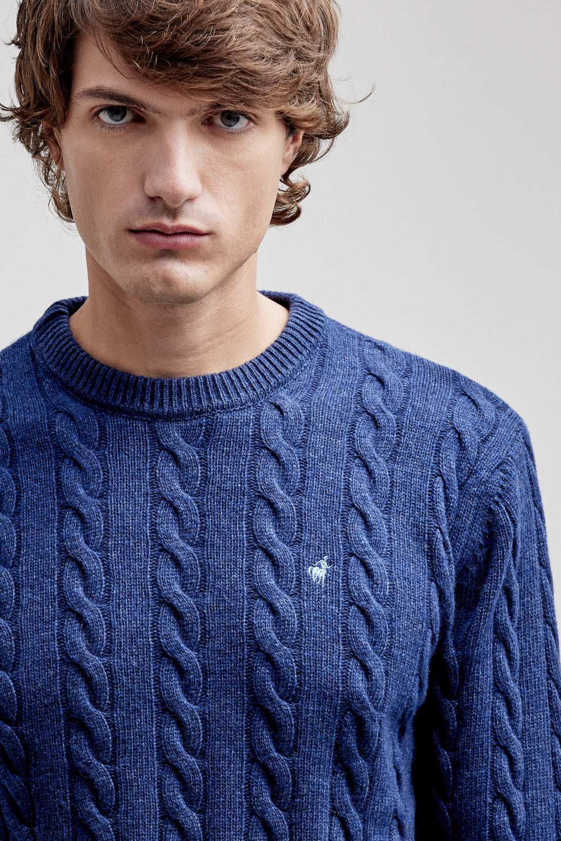 Maglia girocollo con lavorazione treccia in lana