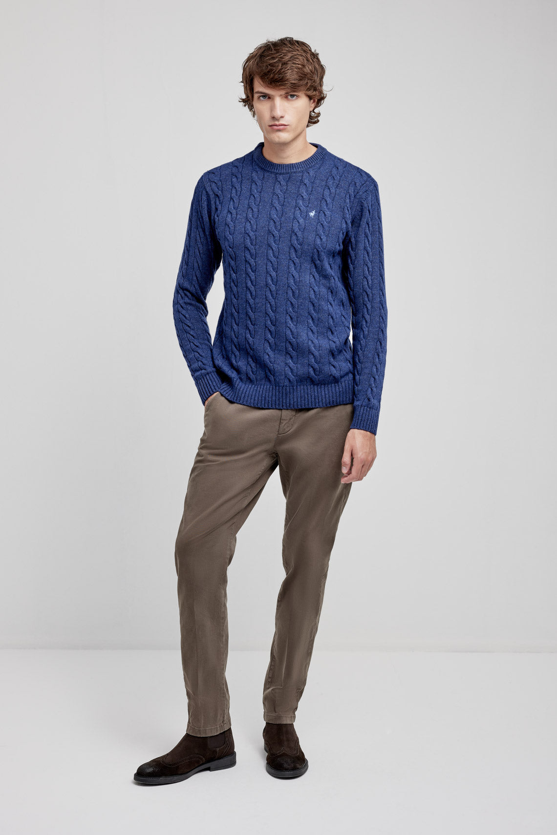 Maglia girocollo con lavorazione treccia in lana