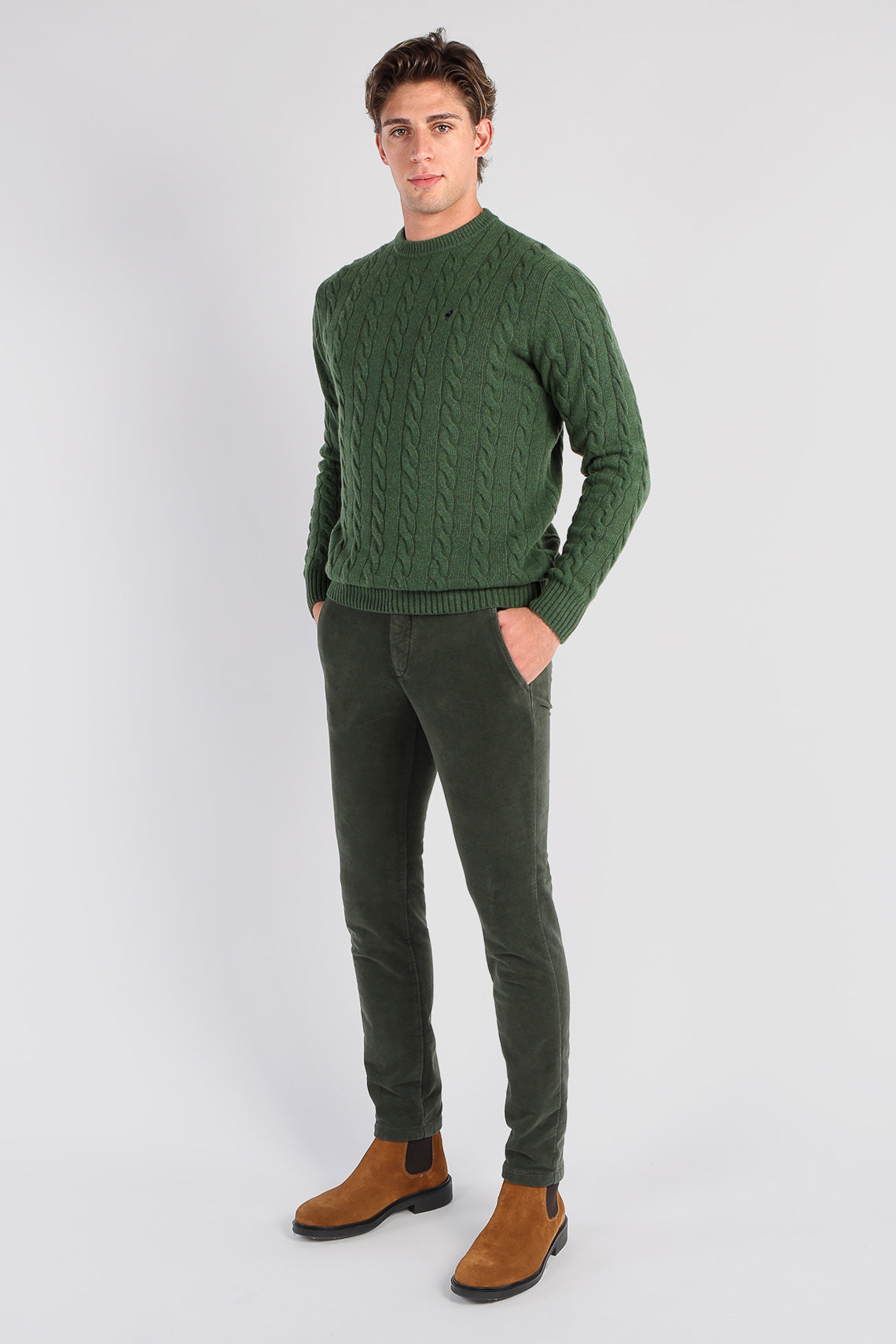 Maglia girocollo con lavorazione treccia in lana