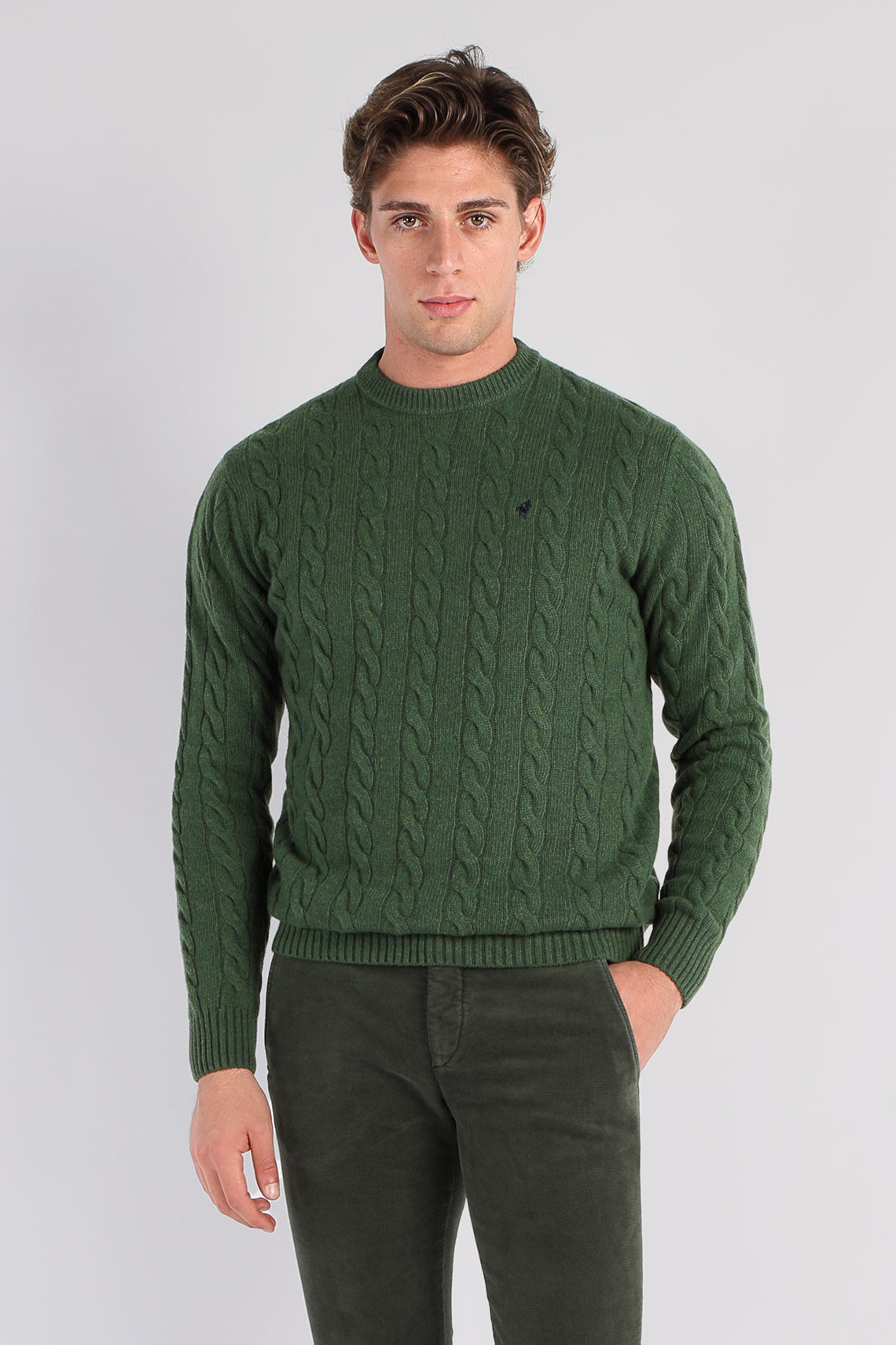 Maglia girocollo con lavorazione treccia in lana