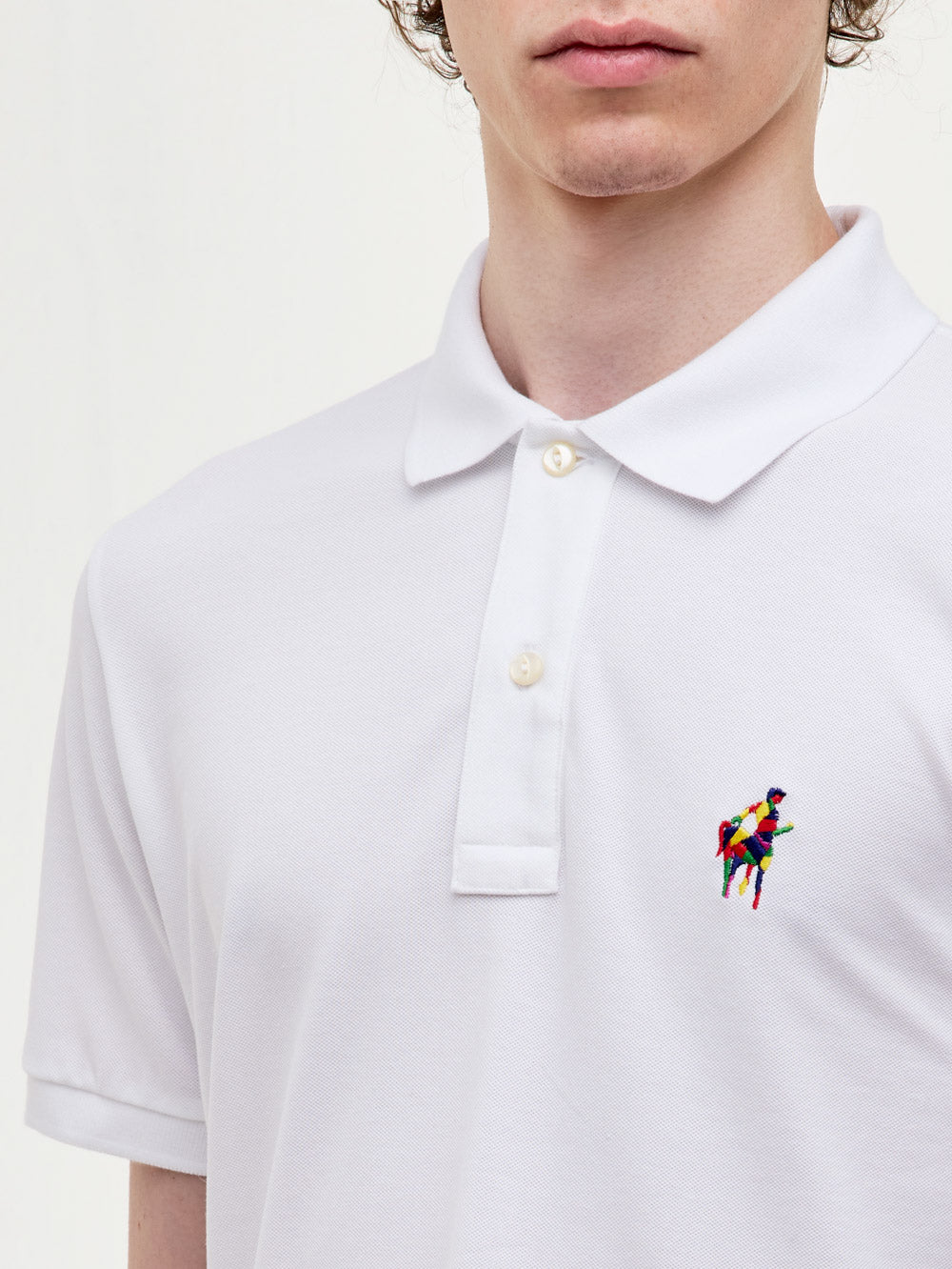 Polo in piquet stretch con logo ricamato