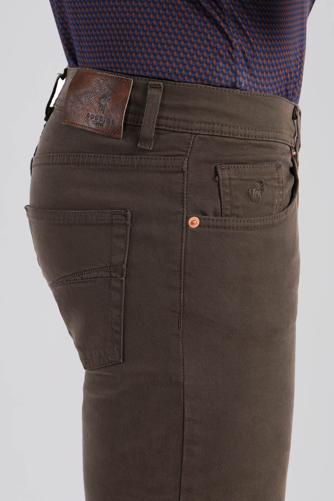 5-Pocket trousers in garment-dyed stretch gabardine custom fit