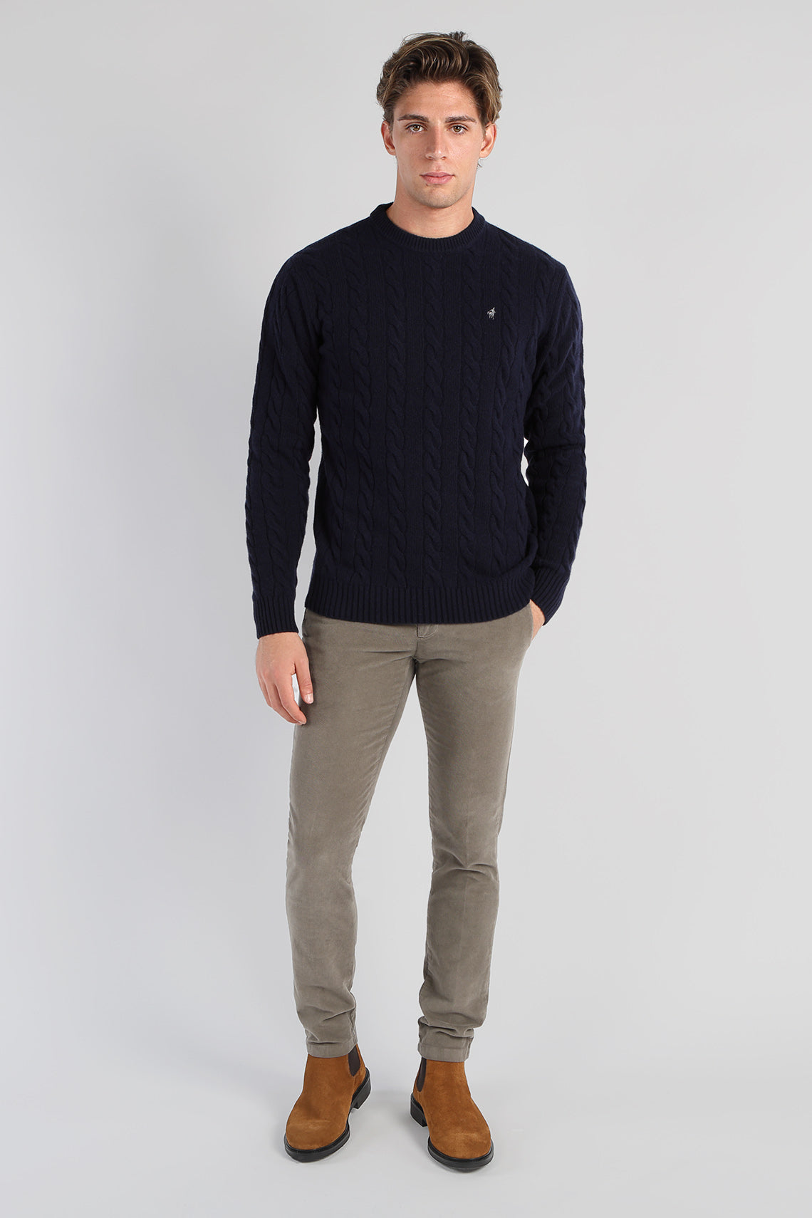 Maglia girocollo con lavorazione treccia in lana