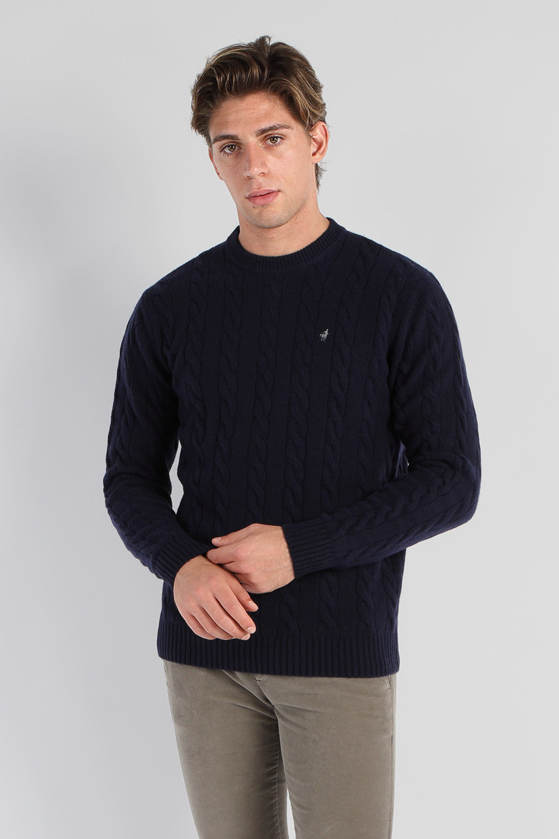 Maglia girocollo con lavorazione treccia in lana