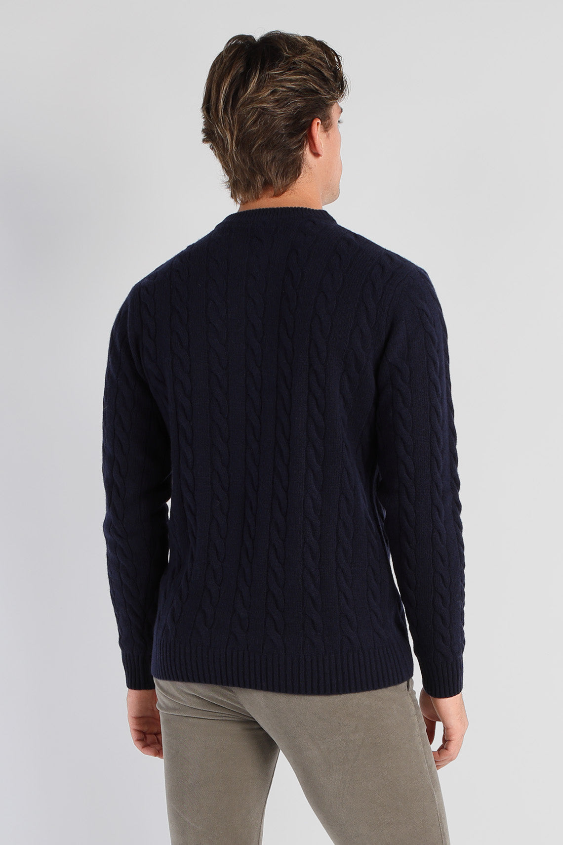 Maglia girocollo con lavorazione treccia in lana